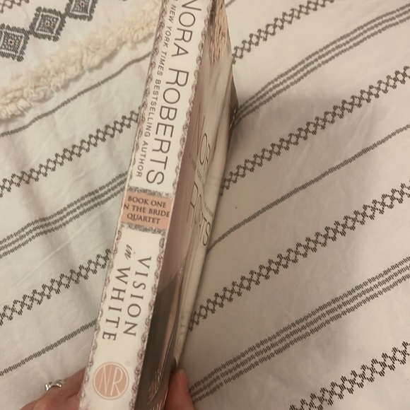 Vision in White (Bride Quartet Book 1) - Nora Roberts - Picture 3 of 4